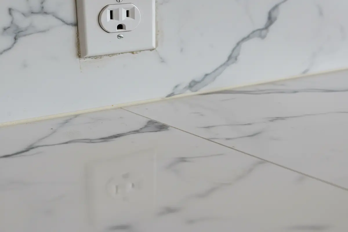 Marble kitchen with white and gray veins